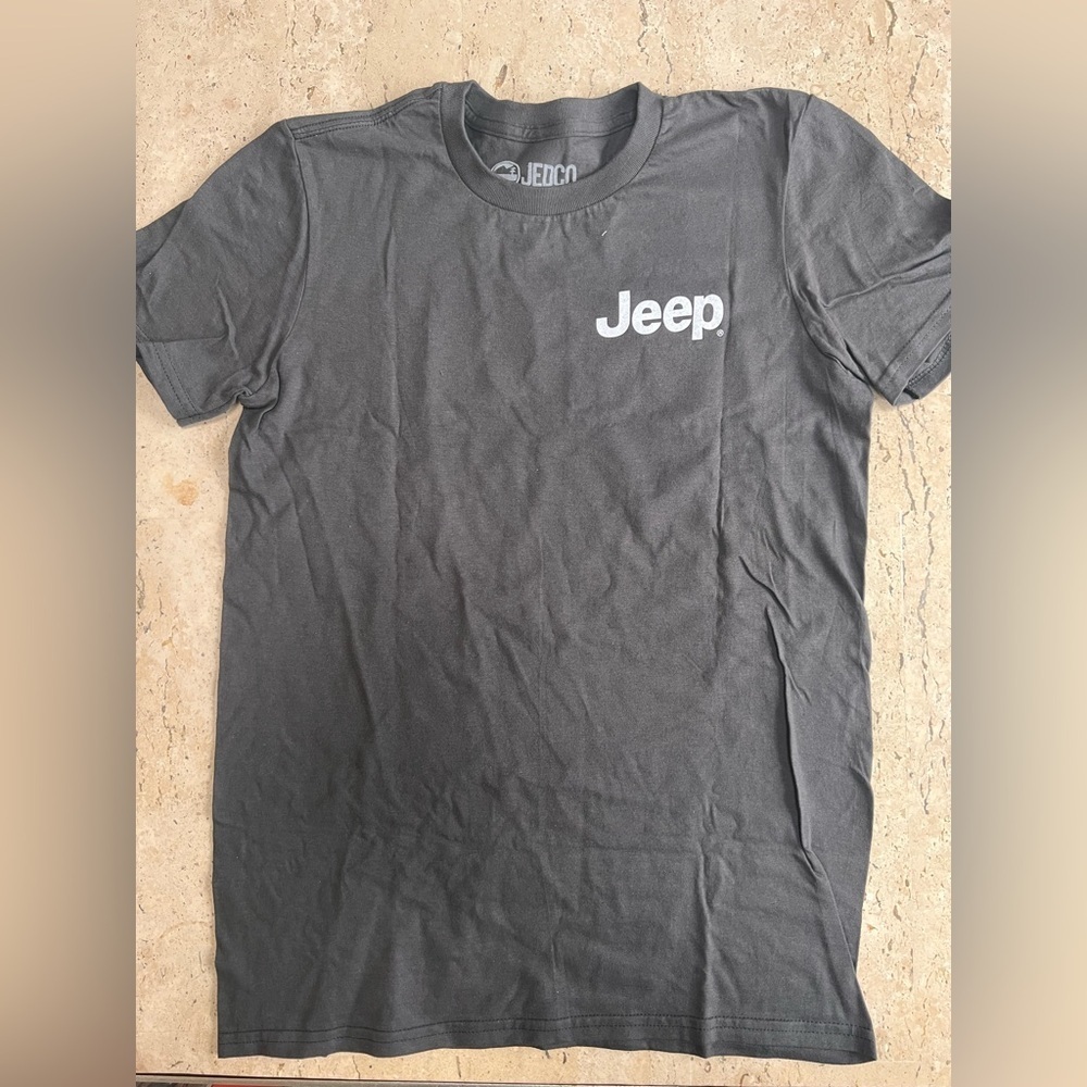 JEEP T-Shirt JEDCO Brand Men’s Small-100% Cotton Gray and Graphic Print